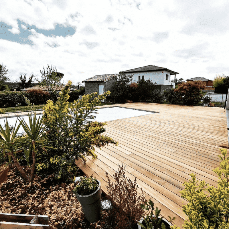 Terrasse bois et abord d'une piscine à Toulouse MV Charpente